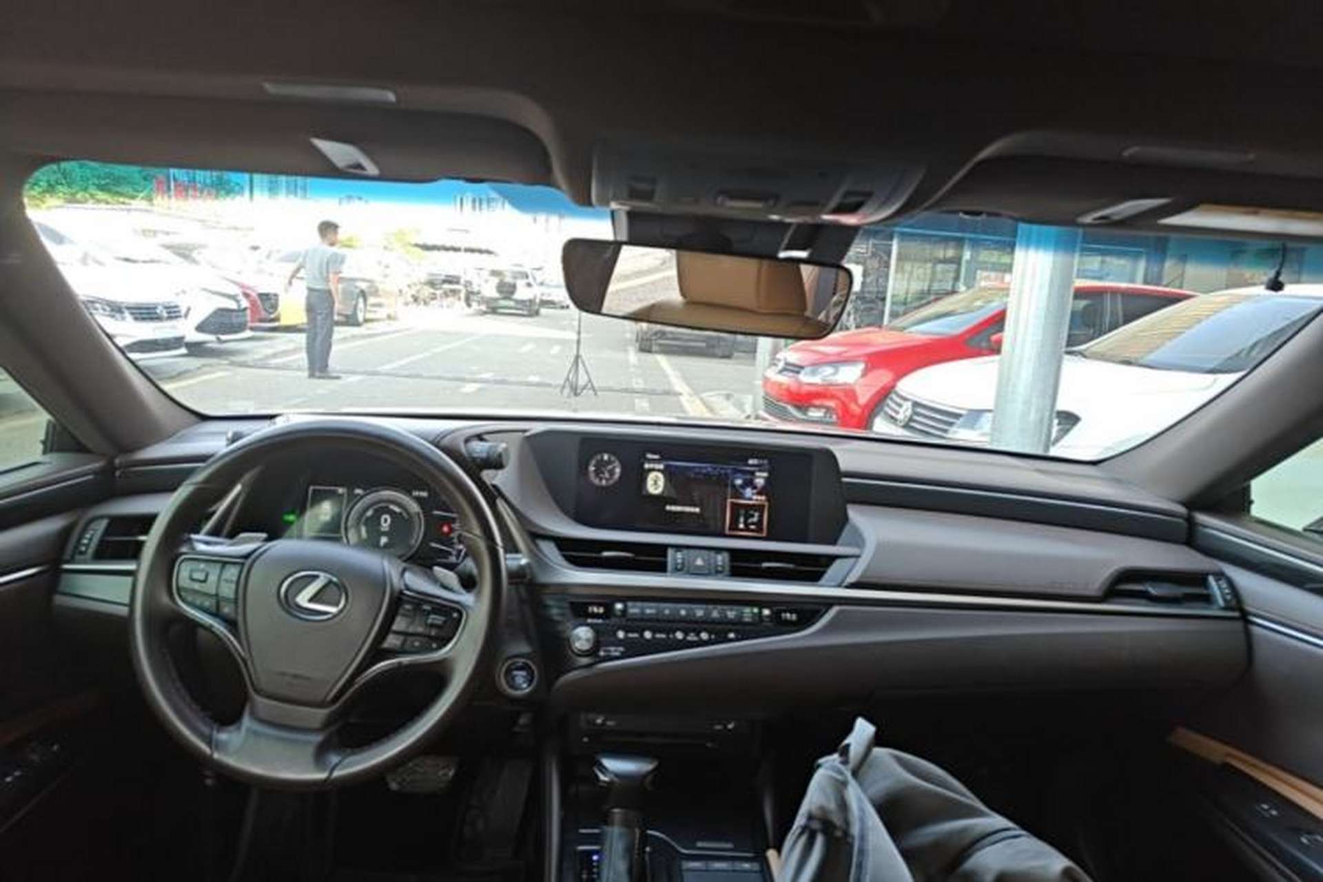 Used Lexus ES 2020 300h Premier Edition Center Console