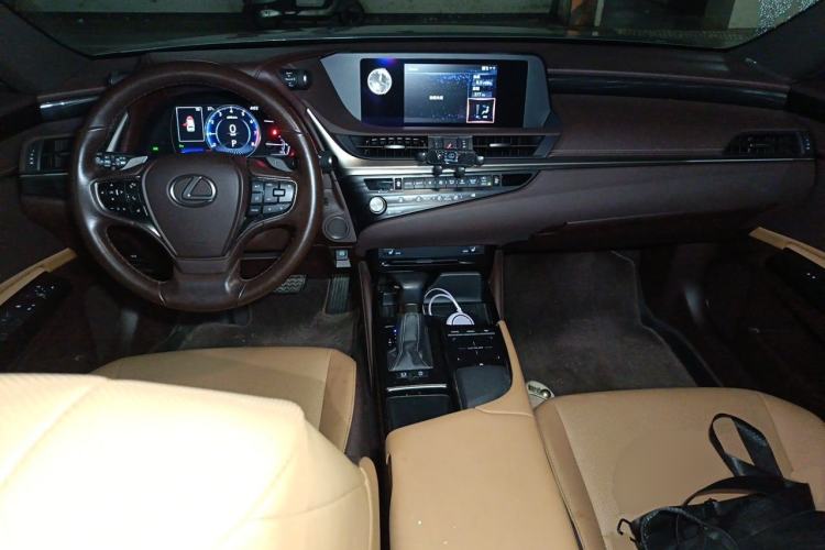 Used Lexus ES 2020 200 Excellence Edition Center Console