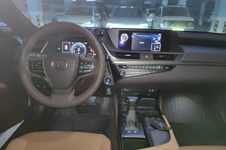 Used Lexus ES 2020 300h Premier Edition Center Console
