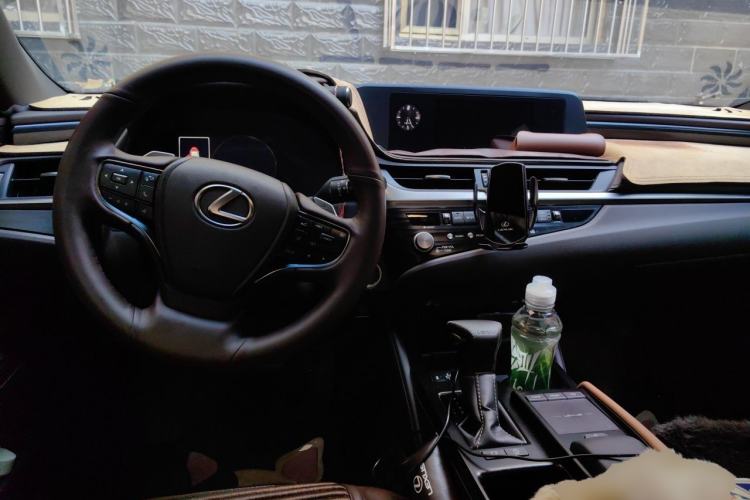 Used Lexus ES 2020 260 Excellence Edition Center Console