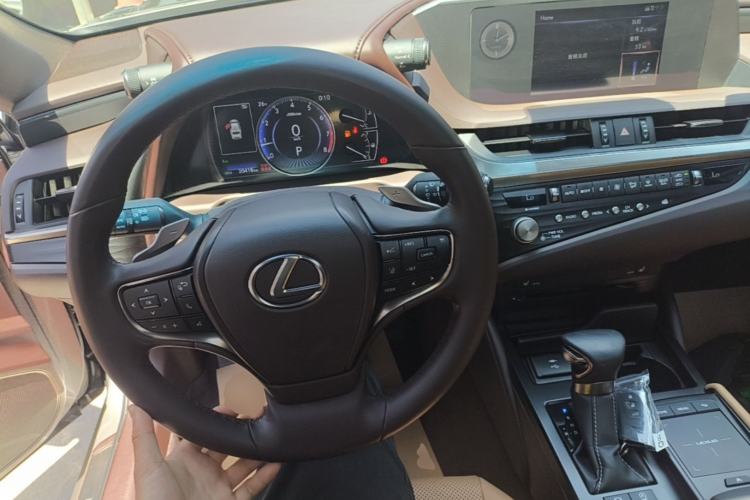 Used Lexus ES 2020 200 Excellence Edition Center Console