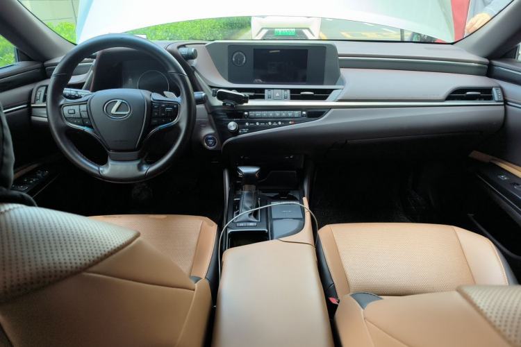 Used Lexus ES 2020 300h Premier Edition Center Console