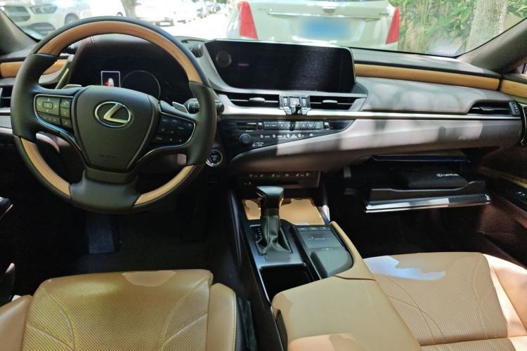 Used Lexus ES 2020 300h Executive Edition Center Console