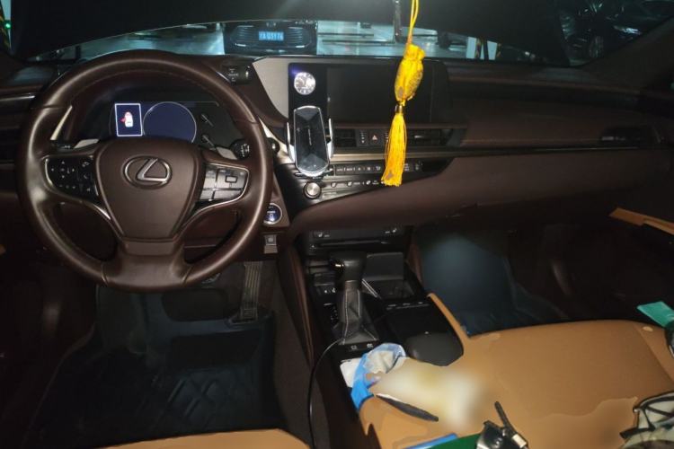 Used Lexus ES 2020 300h Premier Edition Center Console
