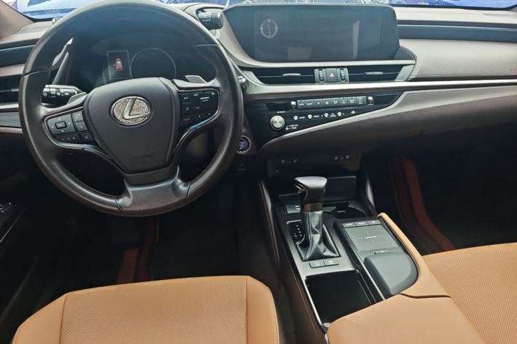 Used Lexus ES 2020 300h Deluxe Edition Center Console