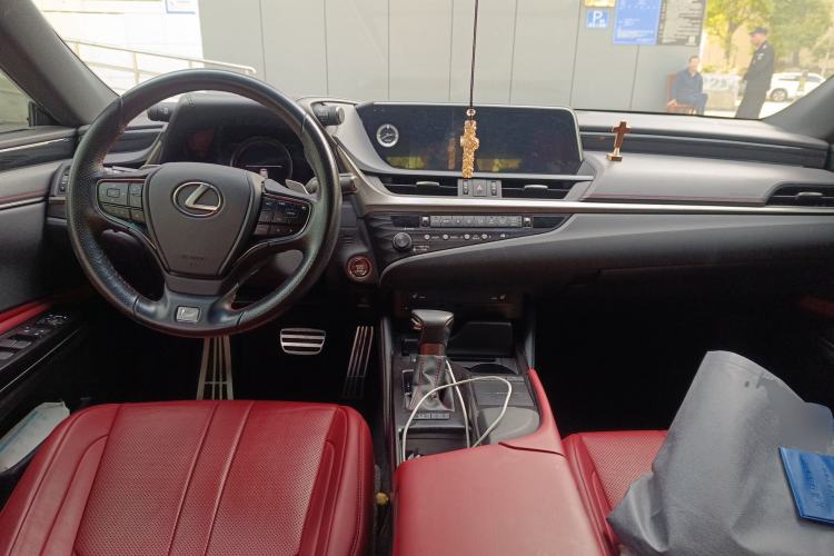 Used Lexus ES 2020 260 F SPORT Center Console