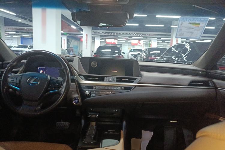 Used Lexus ES 2020 300h Premier Edition Center Console