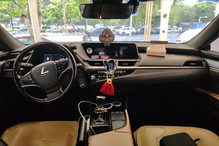 Used Lexus ES 2020 200 Excellence Edition Center Console