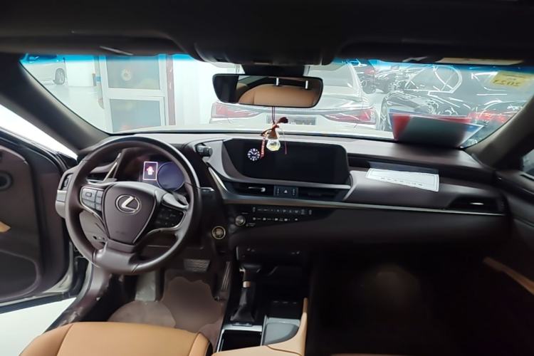 Used Lexus ES 2020 200 Excellence Edition Center Console