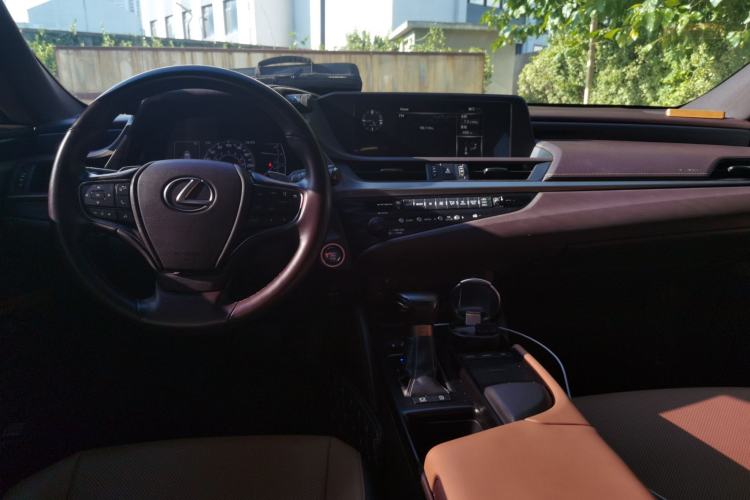 Used Lexus ES 2020 200 Excellence Edition Center Console