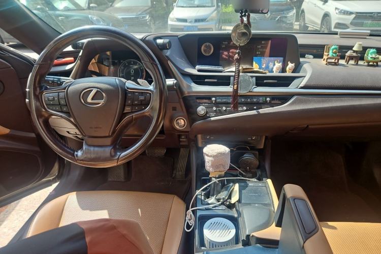 Used Lexus ES 2020 200 Excellence Edition Center Console