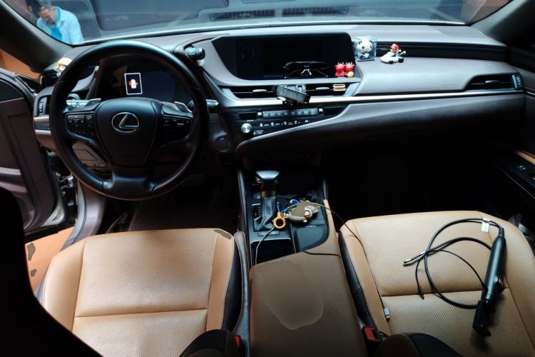 Used Lexus ES 2020 300h Deluxe Edition Center Console