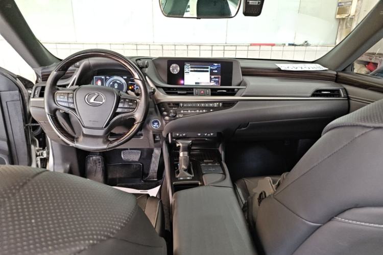 Used Lexus ES 2020 300h Premium Edition Center Console