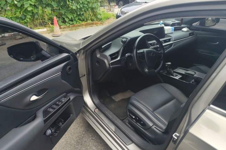 Used Lexus ES 2020 300h Premier Edition Driver Seat