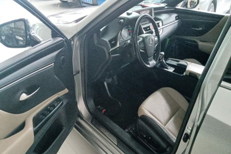 Used Lexus ES 2020 300h Premier Edition Driver Seat