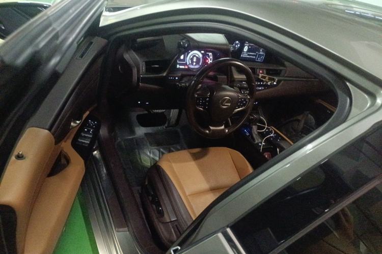Used Lexus ES 2020 300h Premier Edition Driver Seat