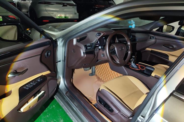 Used Lexus ES 2020 300h Premier Edition Driver Seat
