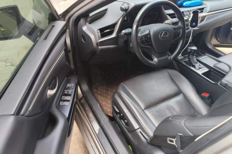 Used Lexus ES 2020 300h Premier Edition Driver Seat
