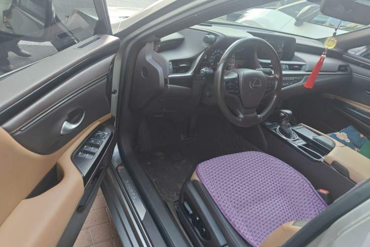 Used Lexus ES 2020 300h Premier Edition Driver Seat