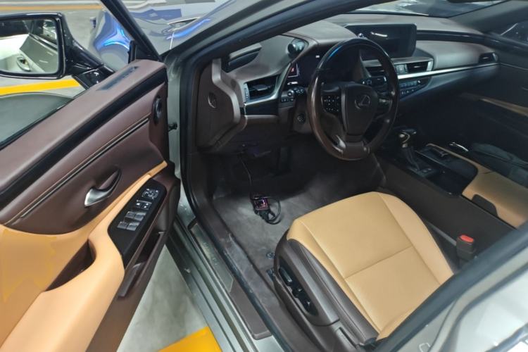 Used Lexus ES 2020 300h Premier Edition Driver Seat