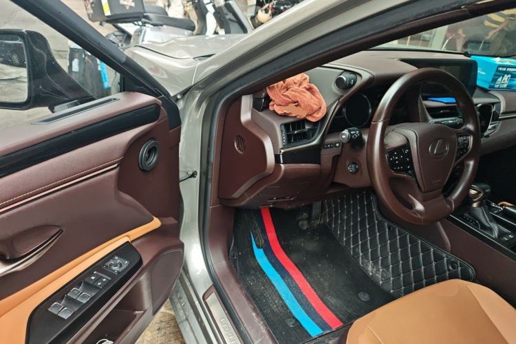 Used Lexus ES 2020 300h Premier Edition Driver Seat