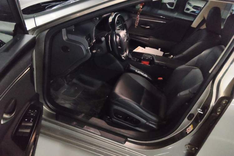 Used Lexus ES 2020 300h Premier Edition Driver Seat