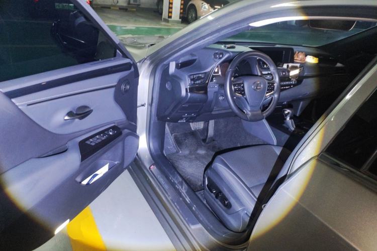 Used Lexus ES 2020 300h Premier Edition Driver Seat