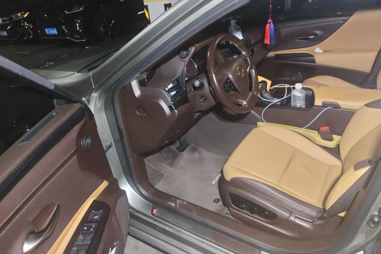 Used Lexus ES 2020 300h Deluxe Edition Driver Seat