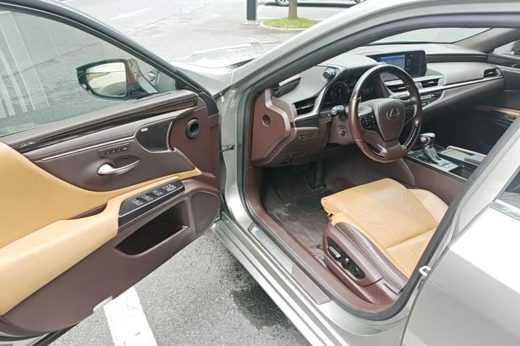 Used Lexus ES 2020 300h Executive Edition Driver Seat