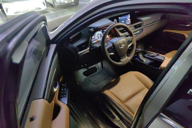 Used Lexus ES 2020 300h Premier Edition Driver Seat