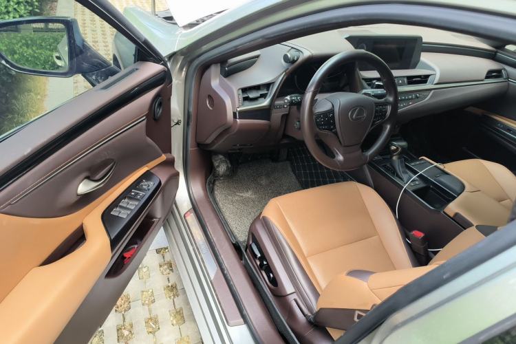 Used Lexus ES 2020 300h Premier Edition Driver Seat
