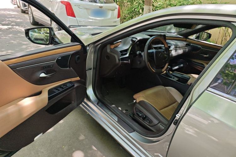 Used Lexus ES 2020 300h Executive Edition Driver Seat