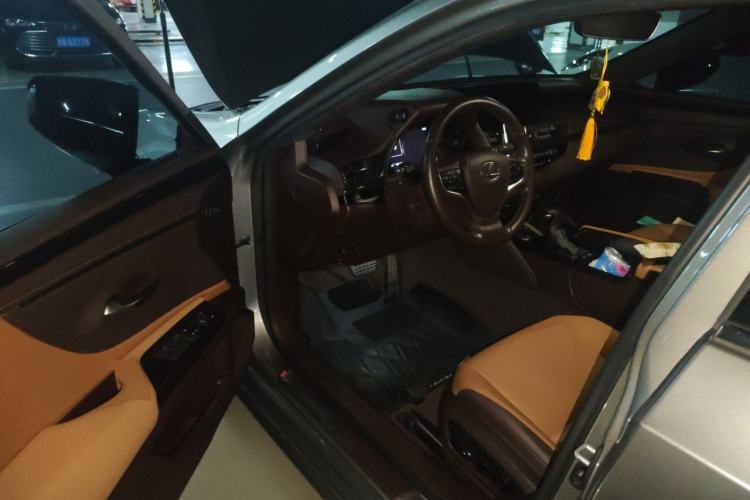 Used Lexus ES 2020 300h Premier Edition Driver Seat
