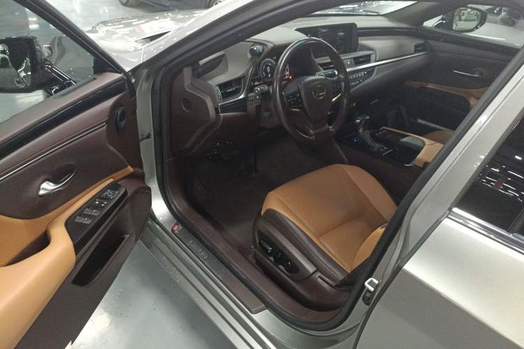 Used Lexus ES 2020 300h Premier Edition Driver Seat
