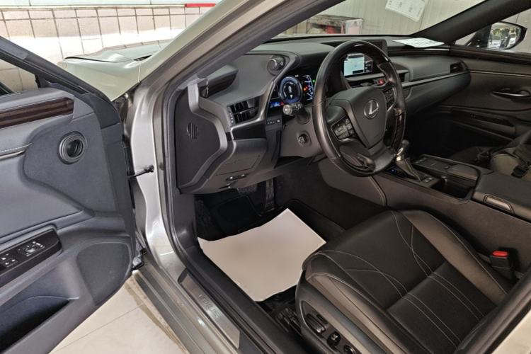 Used Lexus ES 2020 300h Premium Edition Driver Seat