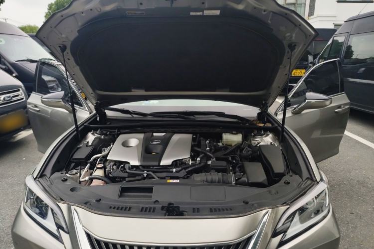 Used Lexus ES 2020 300h Premier Edition Engine Bay