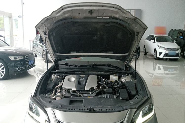 Used Lexus ES 2020 300h Premier Edition Engine Bay