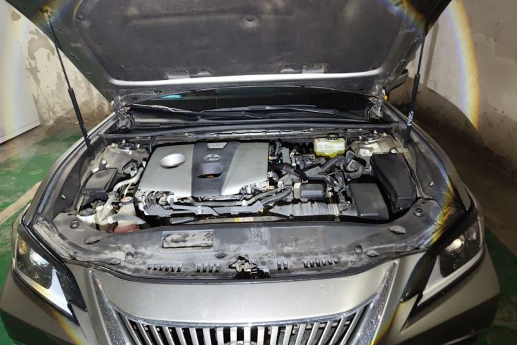 Used Lexus ES 2020 300h Premier Edition Engine Bay