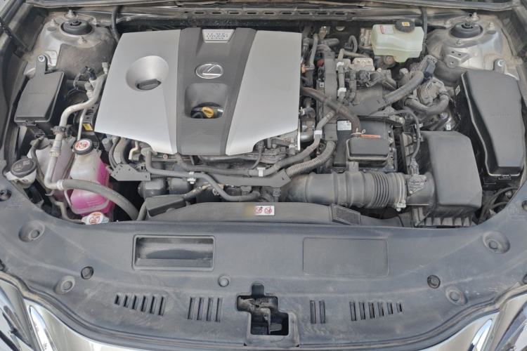 Used Lexus ES 2020 300h Premier Edition Engine Bay