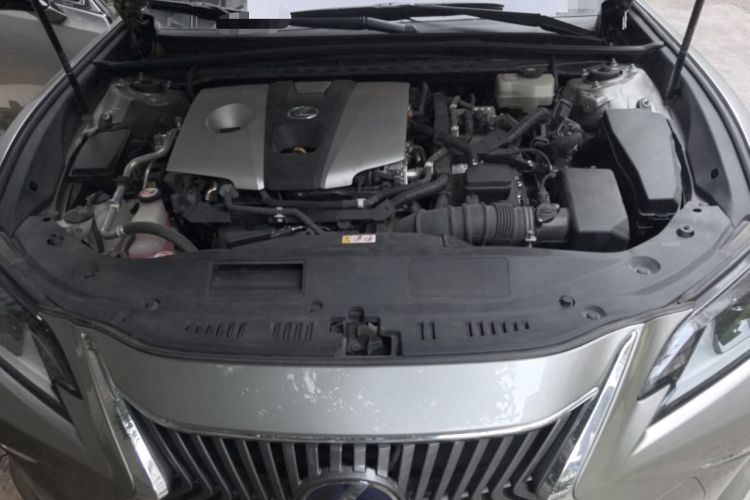 Used Lexus ES 2020 300h Premier Edition Engine Bay
