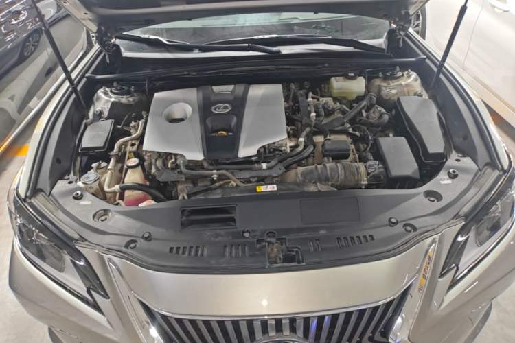 Used Lexus ES 2020 300h Premier Edition Engine Bay