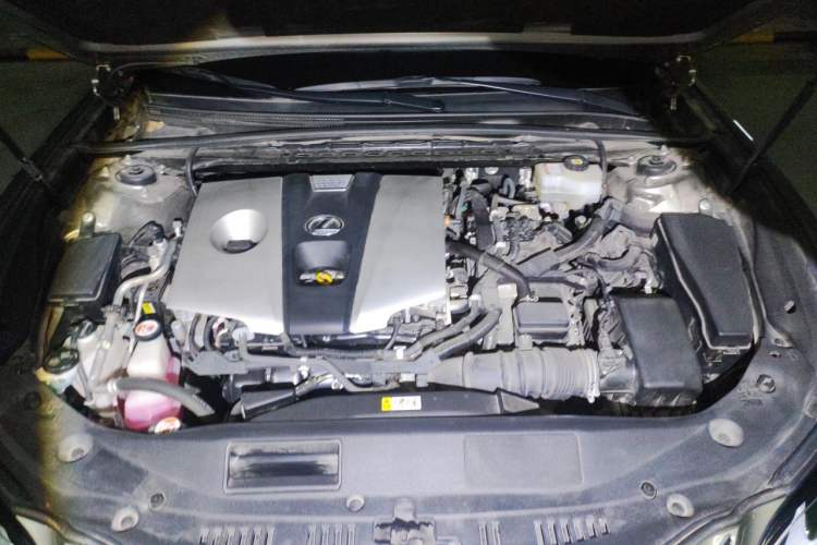 Used Lexus ES 2020 300h Premier Edition Engine Bay