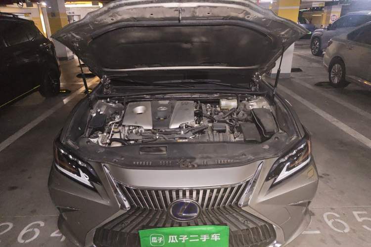 Used Lexus ES 2020 300h Deluxe Edition Engine Bay