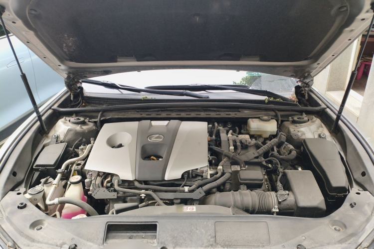 Used Lexus ES 2020 300h Premier Edition Engine Bay