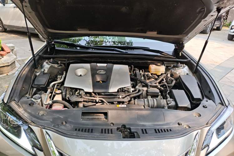 Used Lexus ES 2020 300h Premier Edition Engine Bay