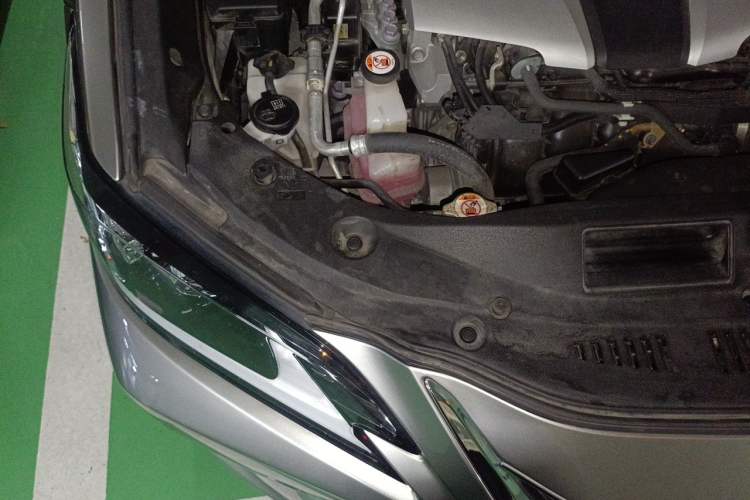 Used Lexus ES 2020 300h Premier Edition Engine Bay Right