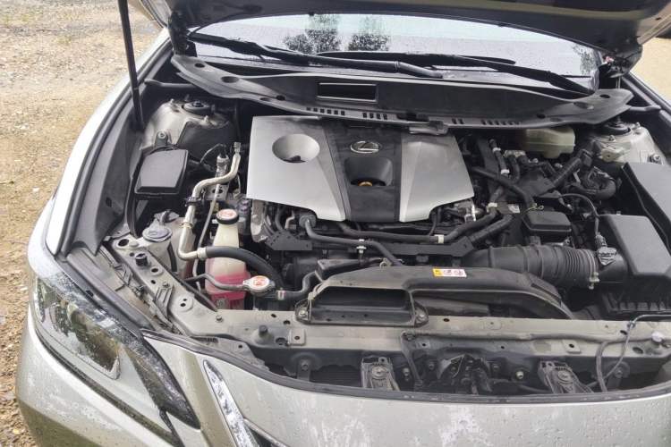 Used Lexus ES 2020 300h Premier Edition Engine Bay Right