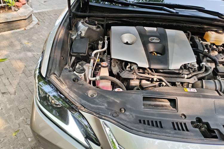 Used Lexus ES 2020 300h Premier Edition Engine Bay Right