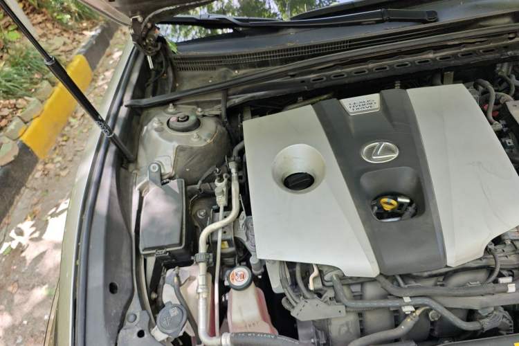Used Lexus ES 2020 300h Executive Edition Engine Bay Right