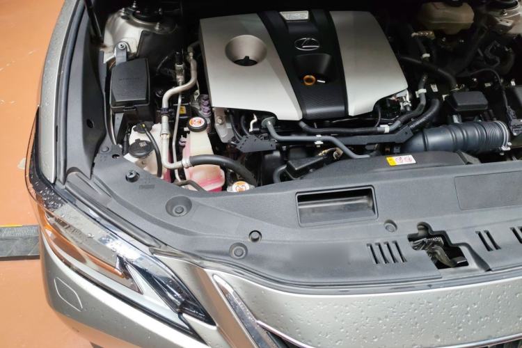Used Lexus ES 2020 300h Deluxe Edition Engine Bay Right